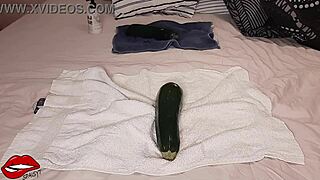 Belle-mère chevauche un énorme jouet concombre dans sa chatte milf serrée