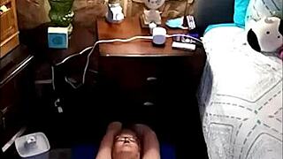 Vee aloittaa päivän joogalla ja soololeikillä