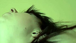 18岁少女热烈舔熟女后妈屁股，激情口交