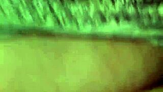 الابن بالتبنيل يشاهد أمه الخبيثة تمارس العادة السرية. الأمور تسخن في الحمام!