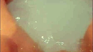 漂亮金发妹在热水浴缸自慰，高潮射精