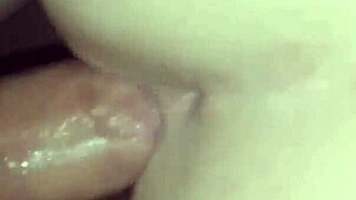 Mokra cipka pochylona na dziki seks w pozycji na pieska