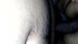 Vecinul îmi bate curul cu pula lui masivă, umplându-mă