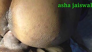 Bhabhi betrapt tijdens verschonen, gechanteerd door devar voor harde seks en kussen