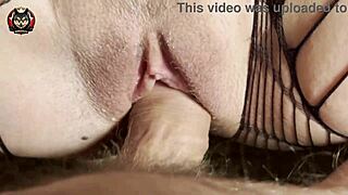 Pizda cremoasă a surorii vitrege primește ejacularea mea în close-up