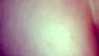 Horny muž prstima mi obrađuje vlažnu pičku i usko dupe žestoko!