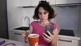 Nevlastní bratr mě přistihl masturbovat v kuchyni