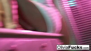 أوليفيا أوستن السكسي جدا تغوي بقوة في الدش