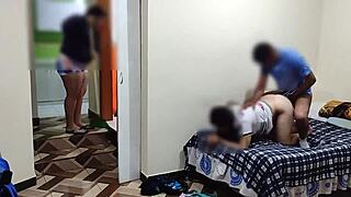 הקורנודה של אשתי מנקה את הבית בזמן שאני והשכנה שלי עושים סקס אנאלי עם קאמשוט