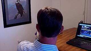 MILF usa habilidades hardcore para pagar contas.