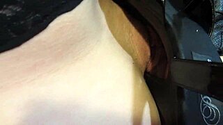 Křivá milf v dominatrix uniformě si užívá masturbace s fetišem nohou!