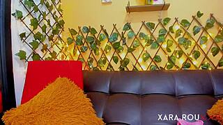 Krivuljasta Latina z ogromnimi joškami išče fanta za javne videe