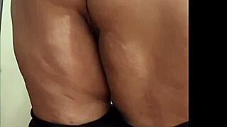 Busty fette Stief-Mom Oma zieht sich aus