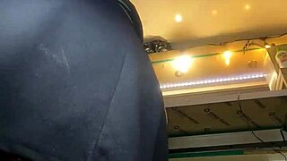 Brune sexy aux longues jambes fait du flash upskirt en public