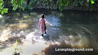 ميلاف بريطانية تتمايل بأصابعها في البرية المتوحشة