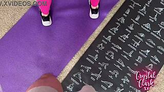 継母の新年決意、巨乳で汚いワークアウト隠してる