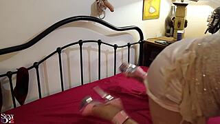 フランスのアマチュア美女、ピンクサテンのランジェリーでドッグスタイルファック