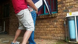 Възбуден след McDonalds, чуках MILF в предния двор с мръсна кремпай