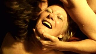 Мръсна сперма покрива тази блондинка кучка след дива групова акция