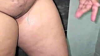 نيك في الحمام مع زوجة الأب يؤدي إلى رذاذ!