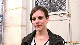 Marie la beauté coquine avec libido débordante dans trio