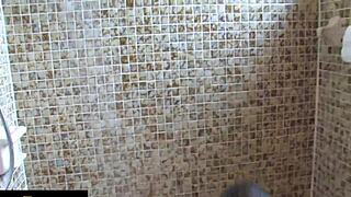 فتاة شابة سميكة مع صدر مثالي تأخذ دش ساخن قبل ركوب عنيف