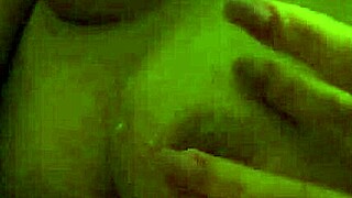 红热狐狸弯腰进行粗暴后入