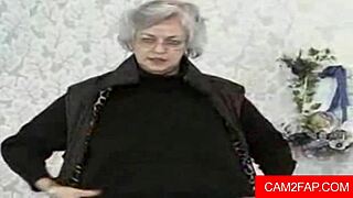 Sleduj její piči plnou creampie! Zvládneš to?