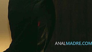 Puta! Bunda apertada da MILF fodida forte pelo Afterlife em ação anal crua - AnalMadre!