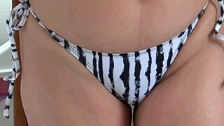 58-летняя латиноамериканка мачеха расстегивает платье. Эротично показывает задницу и киску.