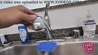 Sted tante har brug for hjælp til at fikse ting rundt omkring