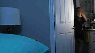 Anak tiri atasi takut petir dengan ngentot ibu tiri panas