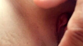 يا! لماذا أنا متحرشة جداً أضرب كسّي بدون توقف؟