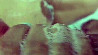 اكتشفت امرأة ناضجة بمؤخرة كبيرة في الحمام. مفاجأة مجنونة أثناء ثنيها للدوجي!