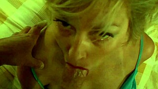 Güzel sarışın MILF, yapışkan yüze boşalma için emiyor