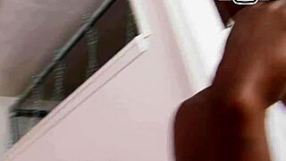 MILF Amatir Brunet Berlekuk Tangani Kontol Hitam Besar di Casting