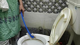 इंडियन स्टेपमॉम नॉटी स्टेपसन से वॉशरूम में फक होती है!