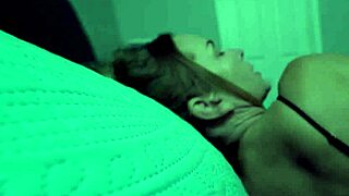 继子在雷雨中加入后妈床上，导致激烈骑乘和口交动作