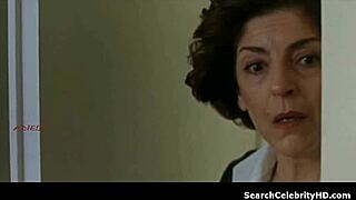 Maria Abadi gola v Gemini z senzualnim ročnim in pihalnim seksom