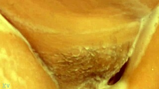 妻子在蒸汽淋浴中被抓到偷窥