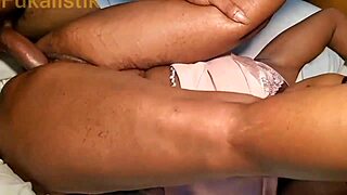 Afrička milf sa opuštenim sisama jaše ogromni crni kurac