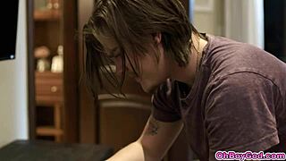 Stedmor Lauren Phillips guider Tyler Cruise gennem intime sexlektioner