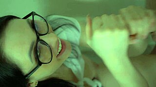 גברת פרוצה מצצת לזין של הבחורים שלה ומקבלת פנים