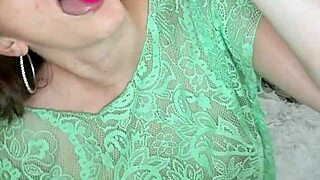 Ranné mučenie klitorisu s perfektnými orgazmickými kŕčmi pre karneval 2024