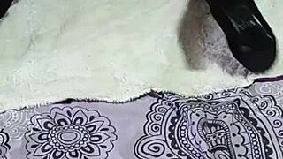 Tie čižmy! Mala Dvojka ohromuje v sexy solo šou s oholeným kundičom