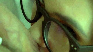 Lubieżna kobieta fachowo obsługuje kutasa faceta na pełną buzię