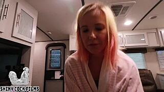 Seduzido pela Madrasta Gostosa da Namorada Jane Cane para Diversão Suja