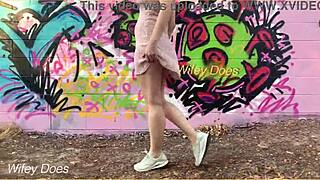 Frau blitzt rasierte Muschi in Sommerkleid. Das ist ein gewagtes Upskirt-Tease!