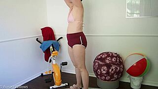 Milf maman donne des instructions de branlette en tenue de yoga