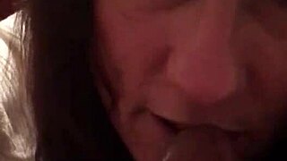 Η ώριμη λευκή σκουπίδια ρουφάει σκληρά μικρό 18+ μαύρο πούτσο